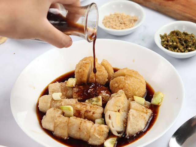 Pempek: Kenyal Ikan, Gurih Cuka, Khas Palembang