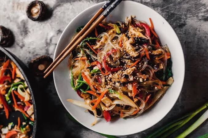 Japchae: Ketika Mi Kaca Bertemu Sayuran dan Cita Rasa Korea