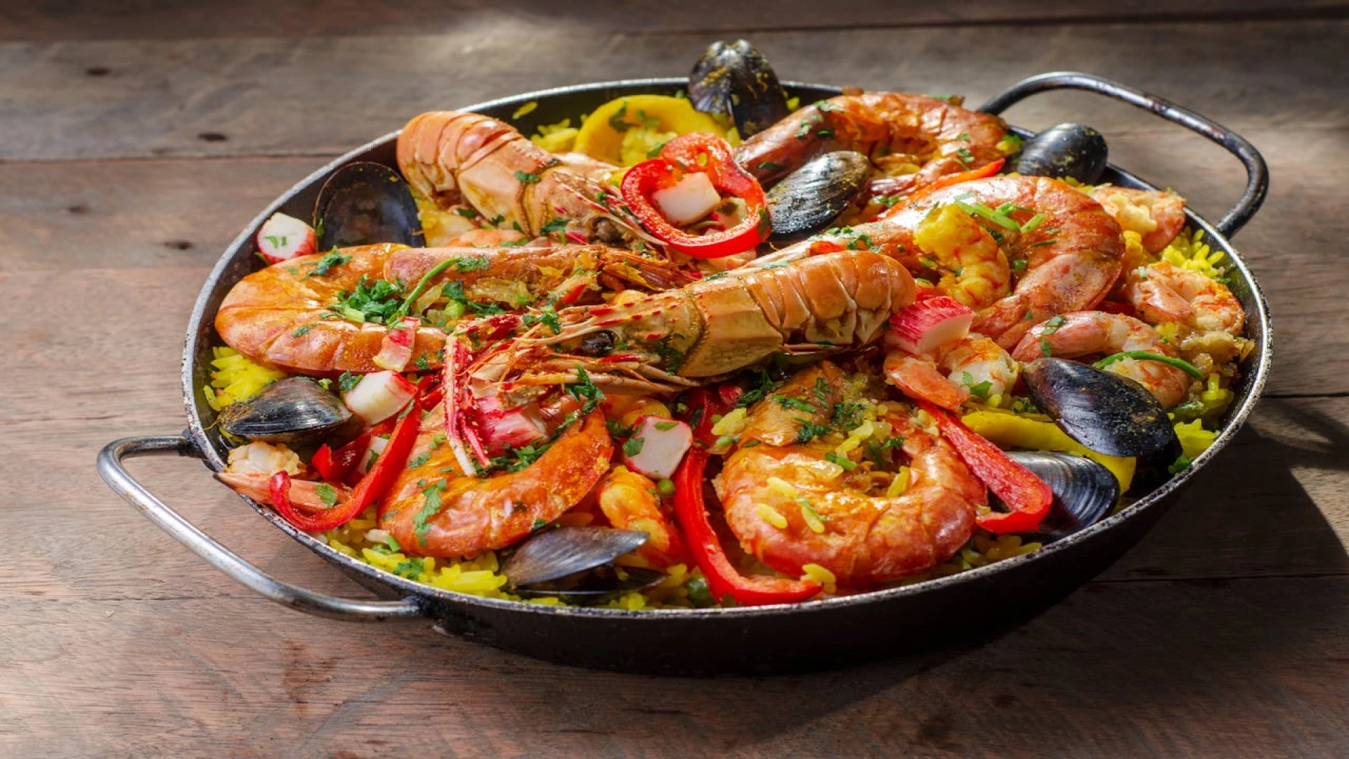 Paella: Sensasi Aroma Saffron dan Laut dalam Satu Gigitan